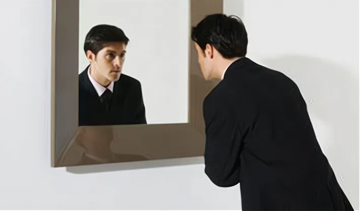照镜子和照相哪个更接近本人 | 为什么镜子里的人比照片好看