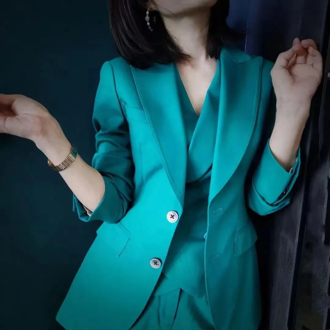 蓝绿色搭配什么颜色最佳 | 蓝绿色穿搭时尚好看的技巧