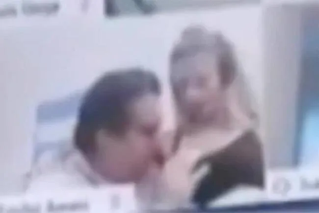 阿根廷议员开会时吻妻子胸部画面曝光 议员引发众怒