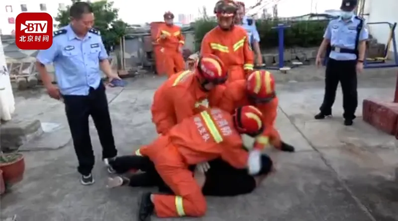 消防员救下跳楼男子后被暴打什么情况？情绪异常激动消防员被打懵