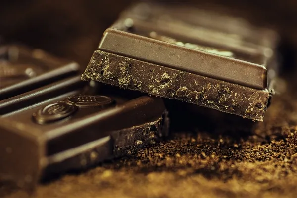 研究证明：吃黑巧克力的人不太可能患抑郁症