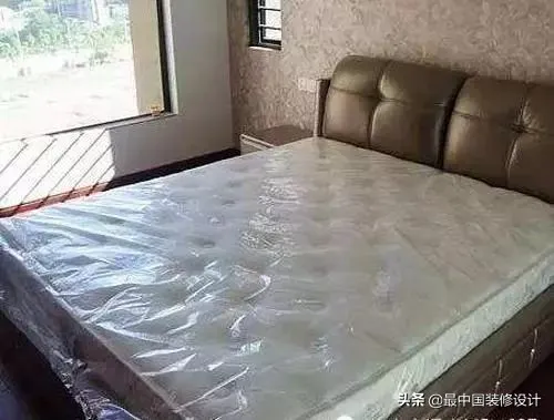 床垫的塑料膜要撕掉吗 | 床垫上的包装膜不撕掉睡觉的危害