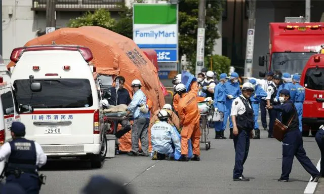 日本川崎13名儿童等校车时遭捅刺，凶嫌随机伤人或已致2死